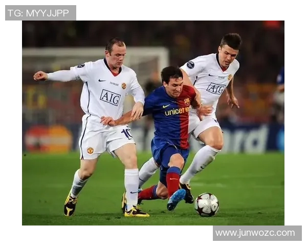 当足球巨星在赛场上突然发呆时观众的欢笑与紧张情绪瞬间交织